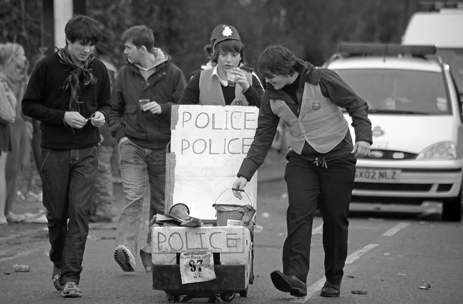 Photo 8 from the 2010 Windlesham Boxing Day Pram Race