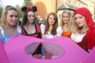 Photo 5 from the 2012 Windlesham Boxing Day Pram Race