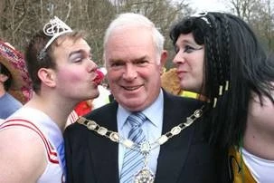 Photo 19 from the 2012 Windlesham Boxing Day Pram Race