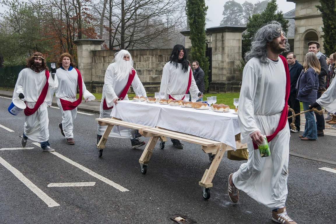 Photo 8 from the 2013 Windlesham Boxing Day Pram Race
