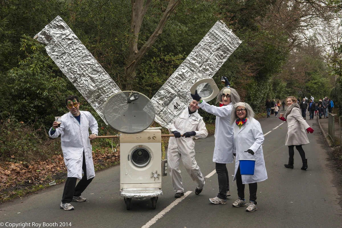 Photo 7 from the 2014 Windlesham Boxing Day Pram Race