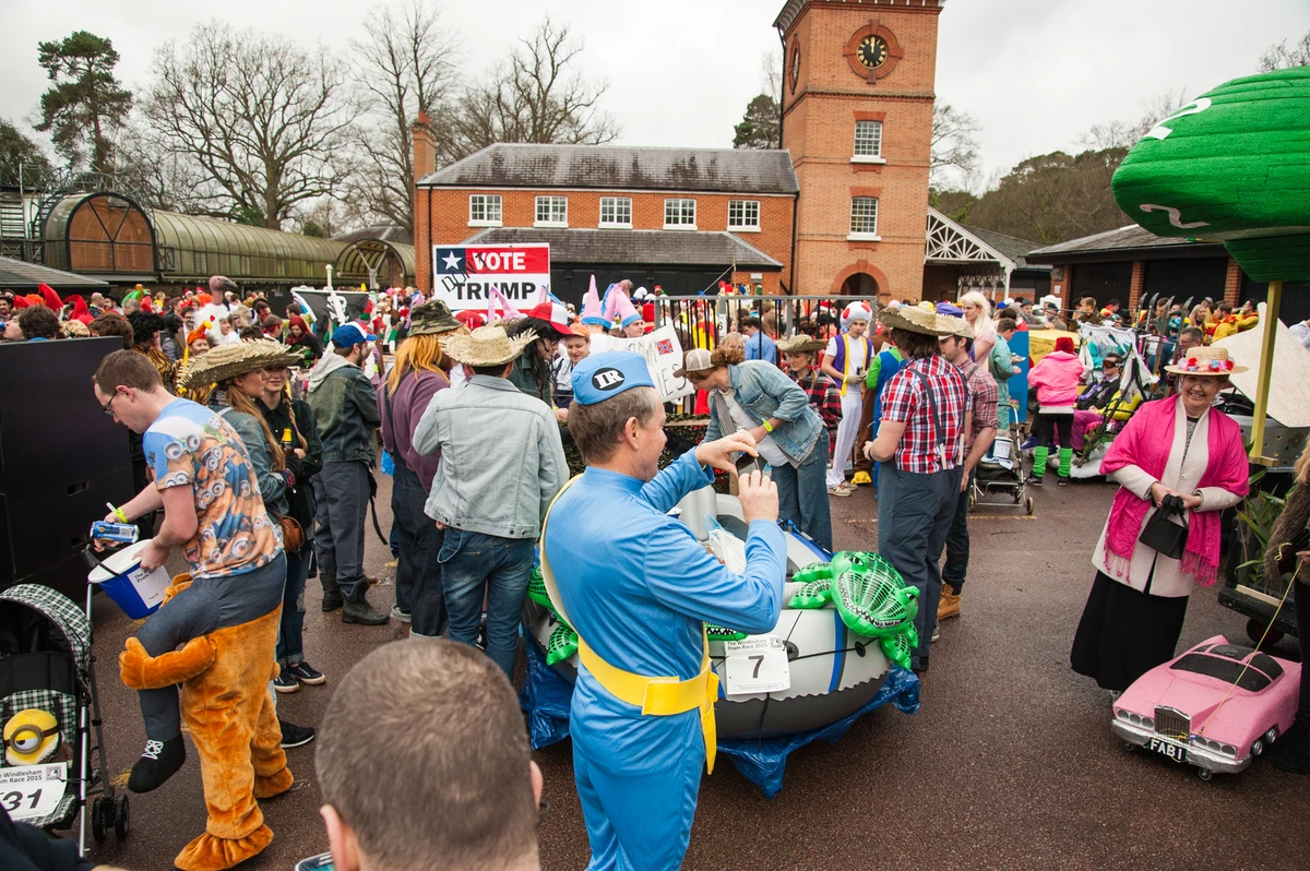 Photo 5 from the 2015 Windlesham Boxing Day Pram Race