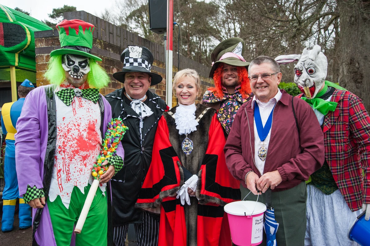 Photo 8 from the 2015 Windlesham Boxing Day Pram Race