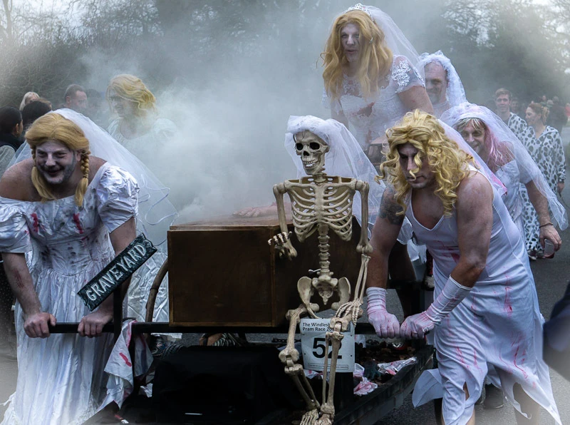 Photo 6 from the 2018 Windlesham Boxing Day Pram Race
