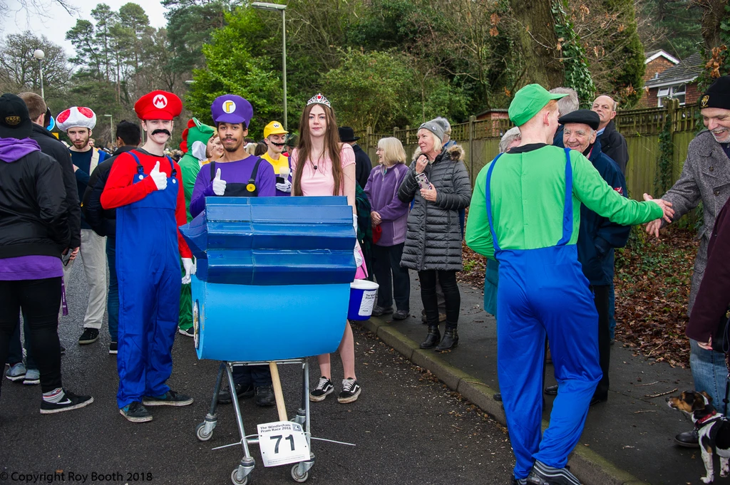 Photo 21 from the 2018 Windlesham Boxing Day Pram Race